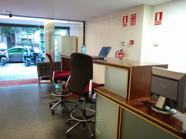 Recepción coworking Oficina24 | Alquiler despacho en Barcelona